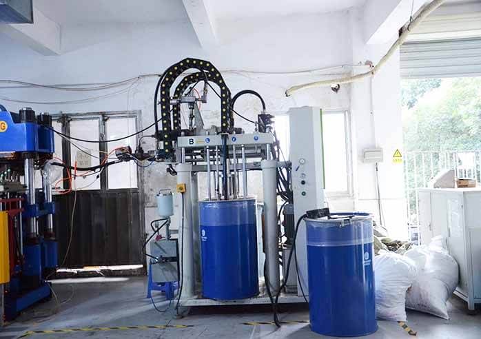 Liquid hydraulic presses